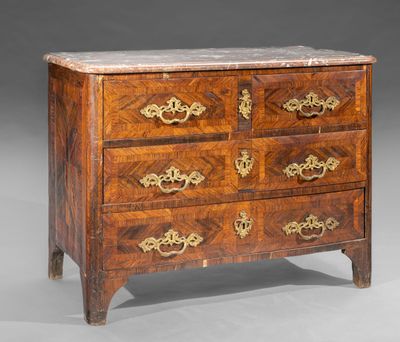 une commode ancienne avec dessus en marbre