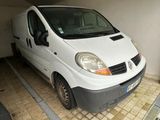 une camionnette blanche garée dans un garage