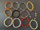 un lot de bracelets composés de perles de différentes couleurs