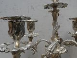 un chandelier en argent exposé sur une table