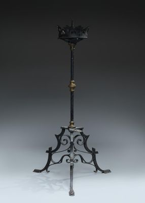 Grand pique cierge ou torchère en fer forgé reposant sur un …