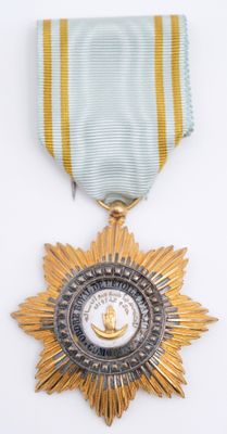 an image of a medal with a star on top of it