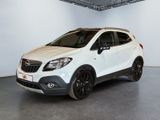La voiture blanche est garée dans une grande pièce aux murs blancs.