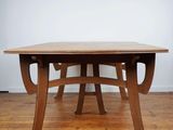 une table en bois posée sur un parquet en bois massif