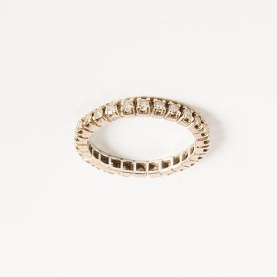gros plan d'une bague en diamant sur une surface blanche