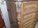 une commode en bois avec un plateau en marbre