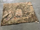 un morceau de tissu avec un dessin dessus, posé par terre