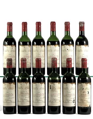 six bouteilles de vin sont alignées sur une étagère