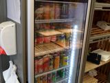 un réfrigérateur dans un magasin rempli de produits alimentaires