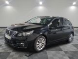 La voiture noire est garée sur un sol en carrelage à damier.