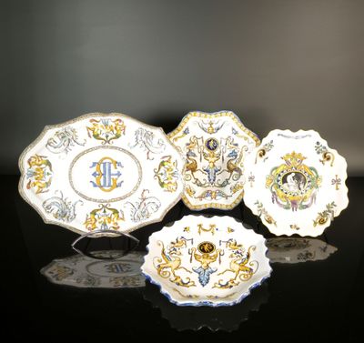 trois assiettes ornées de motifs dorés et bleus, posées sur une surface noire