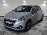 la voiture argentée est garée sur un sol en damier dans le garage