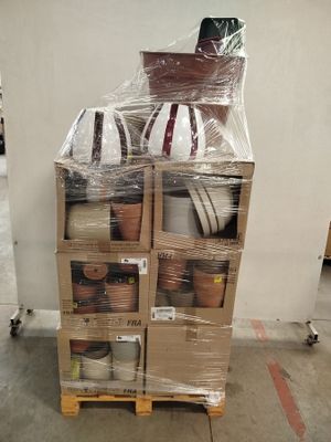 un chariot sur lequel sont empilées de nombreuses caisses de pots