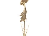 une statue en or représentant un oiseau posé sur une plante