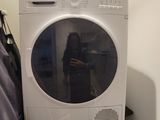 un lave-linge et un sèche-linge superposés