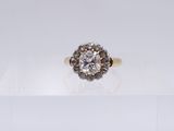 gros plan d'une bague en diamant sur une surface blanche