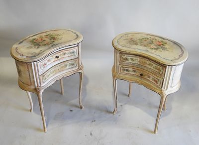 paire de tables de chevet anciennes peintes, avec tiroirs, sur pieds
