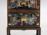 une image représentant un petit meuble en bois orné d'une peinture