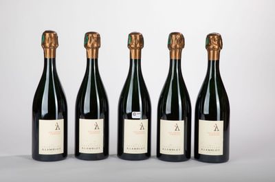 trois bouteilles de vin sont posées côte à côte sur une table