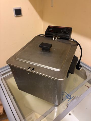 Friteuse un bac en 220volts. Frais en sus 14.28%. TVA Récupérable...