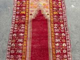 un tapis rouge et jaune orné d'un motif rouge