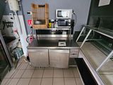 une image d'une cuisine commerciale avec des plans de travail en acier inoxydable