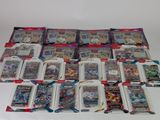 plusieurs types de cartes à collectionner pokemon sur la table