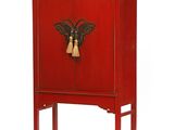 une image représentant une armoire rouge sur laquelle est posé un papillon
