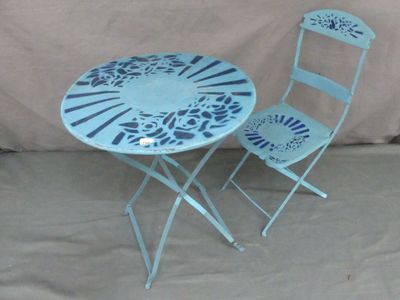 une table et deux chaises posées à même le sol