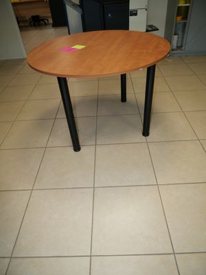 une table ronde diamètre 110 , en l'état