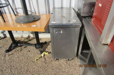 une photo d'une cuisine avec une table et un réfrigérateur