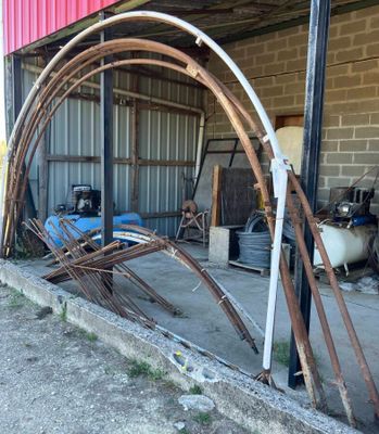 une image d'un bâtiment avec tout un tas de tuyaux rouillés