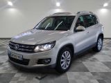 La Volkswagen Tiguan est garée dans le garage, sur un sol à damier.