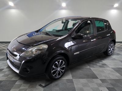la petite voiture noire est garée dans le garage sur un sol en damier