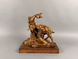 statue en bronze d'un homme à cheval sur un socle en bois