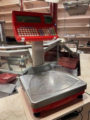 une photo d'une balance de cuisine sur laquelle se trouvent des aliments