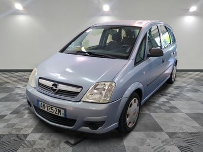 la photo d'une petite voiture garée dans un garage