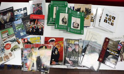 un grand nombre de livres posés sur une table