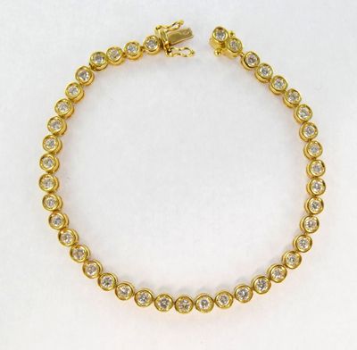 un bracelet en or jaune serti de diamants sur fond blanc