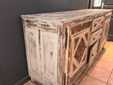 une armoire en bois au milieu d'un sol carrelé