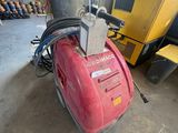 une machine rouge qui se trouve dans un garage