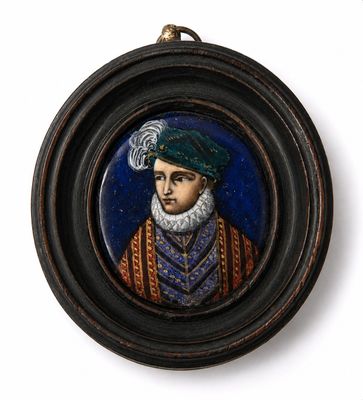 une vieille photo d'un homme portant un chapeau vert et une robe bleue