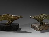 une paire d'aigles en bronze sur des socles en marbre, sur fond gris