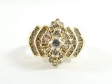 une image d'une bague en or avec des diamants sur un fond blanc