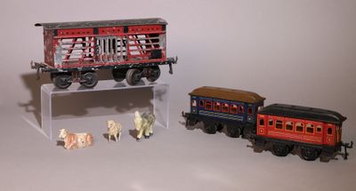 un petit train miniature avec des animaux sur les rails