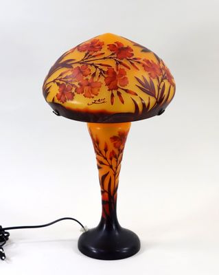 l'image d'une lampe posée sur une table