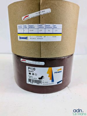 deux rouleaux de ruban adhésif marron posés l'un à côté de l'autre sur une table