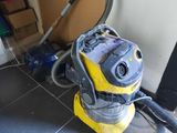 un aspirateur jaune et noir sur le sol d'une pièce