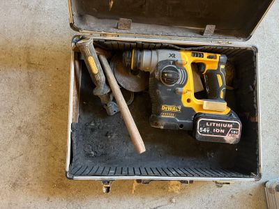 une boîte à outils contenant un marteau, un marteau et d'autres outils