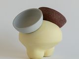 un petit cochonnet jaune surmonté d'une tasse